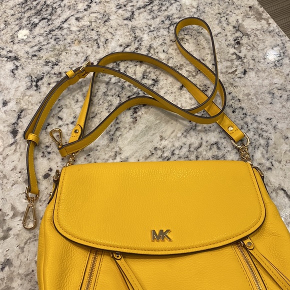MK handbag with adjustable strap attachment - Picture 10 of 15
